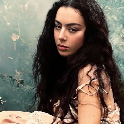 Álbum Wuthering Heights de Charli XCX é marcado por brat-goth