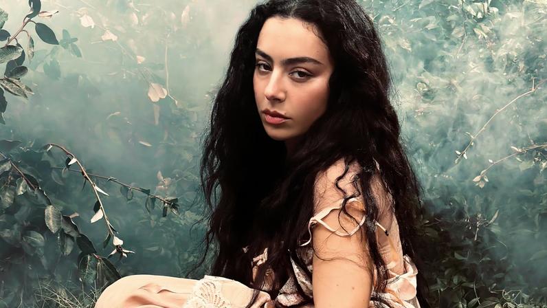 Álbum Wuthering Heights de Charli XCX é marcado por brat-goth