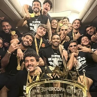 Meia ironiza crise financeira do Corinthians ao levantar troféus