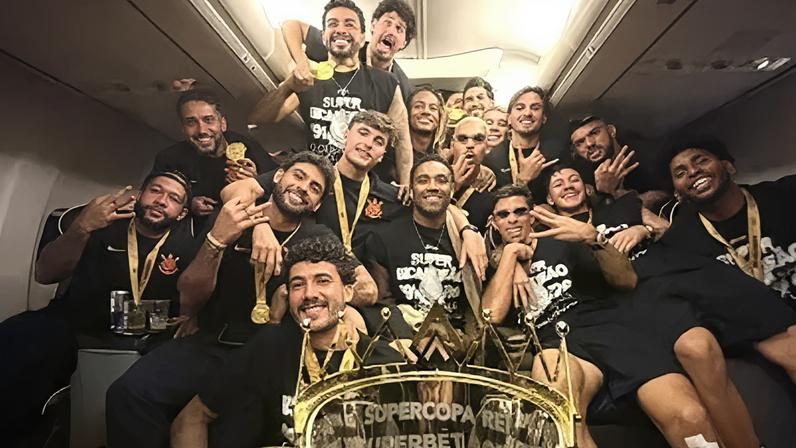 Meia ironiza crise financeira do Corinthians ao levantar troféus
