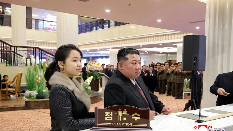 Retrato de Ju-ae, filha de Kim Jong-un escolhida como herdeira, segundo Seul