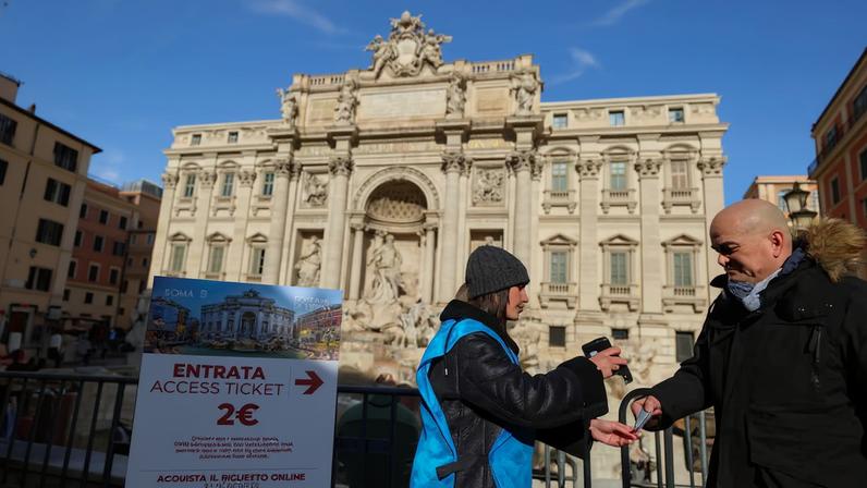Roma institui taxa de acesso à Fontana di Trevi para conter moedas jogadas