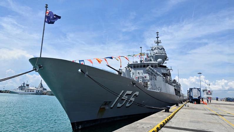 Navio de guerra australiano atravessa o Estreito de Taiwan, monitorado pela Marinha chinesa