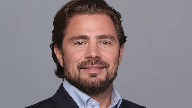 Quem é Daniel Vorcaro, preso na operação que liquidou o Banco Master. (Foto: Gurometal/Wikimedia Commons)