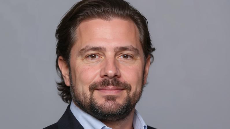 Quem é Daniel Vorcaro, preso na operação que liquidou o Banco Master. (Foto: Gurometal/Wikimedia Commons)