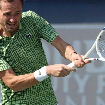 Medvedev vence estreia em Dubai e enfrenta Wawrinka
