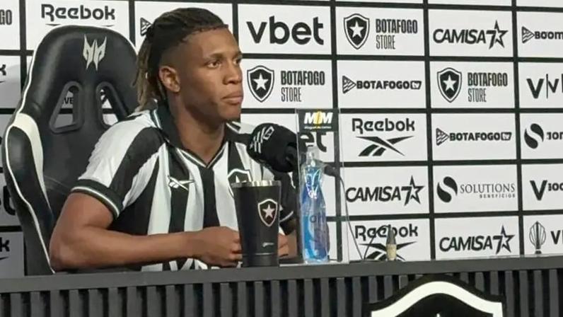 Danilo concede entrevista após derrota do Botafogo para o Fluminense (Foto: Maurício Luz / Lance!)