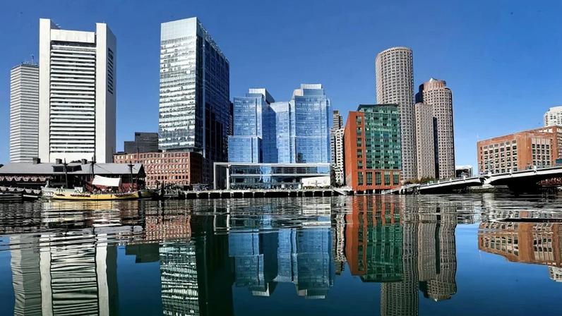 Vista do horizonte do Distrito Financeiro através do Canal de Fort Point em Boston, Massachusetts