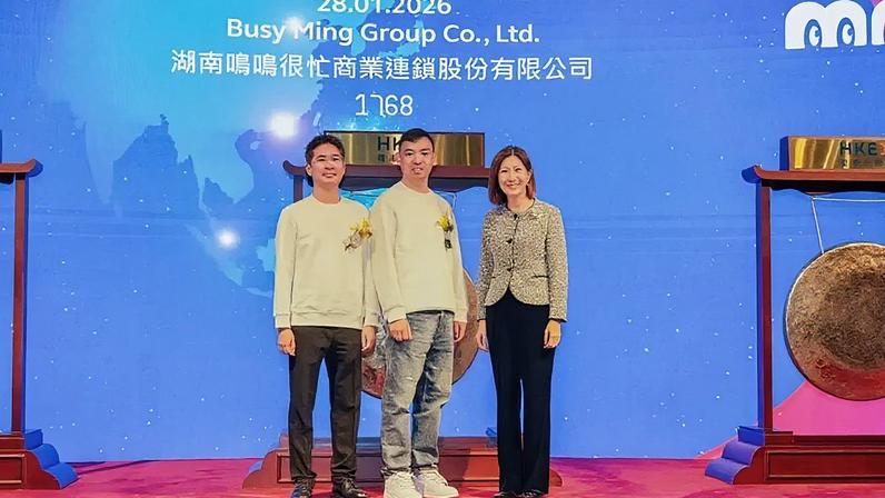 Busy Ming_Divulg Zhao Ding, vice-presidente da Busy Ming; Yan Zhou, presidente; e Bonnie Chan, CEO da Hong Kong Exchanges and Clearing