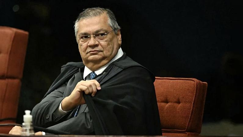 Decisão de Dino de suspender penduricalhos recebe apoio nas redes