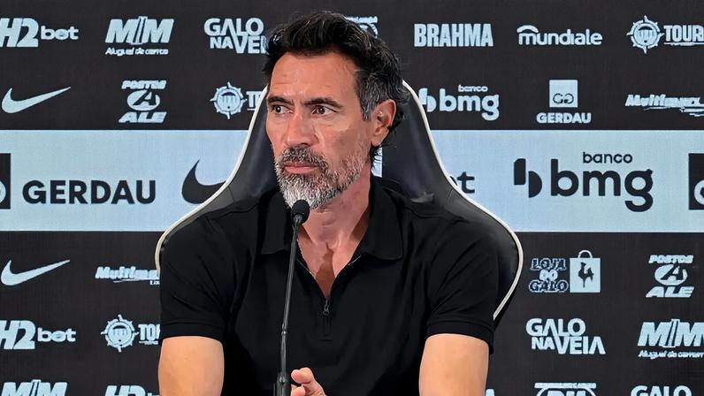 Eduardo Domínguez em coletiva de apresentação (Foto: Artur Henrique / Lance!)