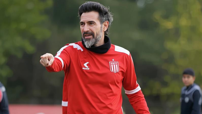 Eduardo Domínguez é o novo técnico do Atlético-MG: trajetória e títulos.