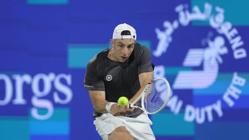 Griekspoor vence Rublev, supera lesão e avança à final em Dubai