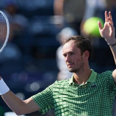 Medvedev avança às semifinais em Dubai pela terceira vez