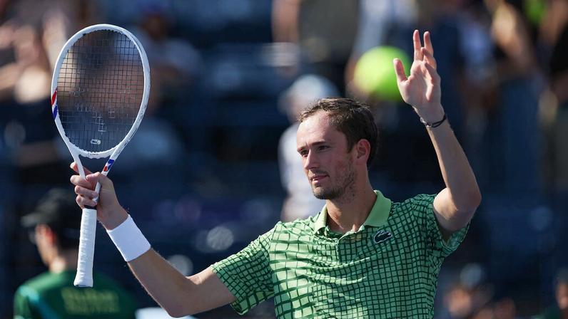 Medvedev avança às semifinais em Dubai pela terceira vez