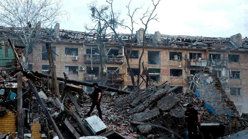 Police officers inspect the site of a building hit by a Russian ballistic missile strike, amid Russia's attack on Ukraine, in Kyiv, Ukraine April 24, 2025. REUTERS/Valentyn Ogirenko/File Photo