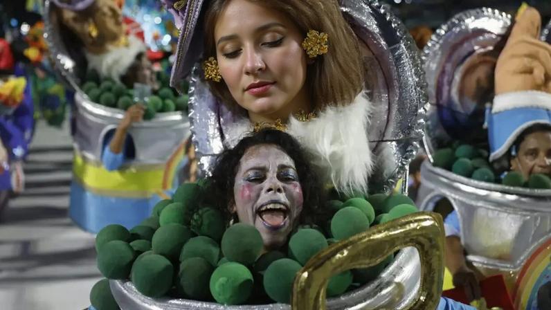 Desfile da Acadêmicos de Niterói acirra críticas contra Lula no meio evangélico e católico. (Foto: Antonio Lacerda/ Agência EFE)