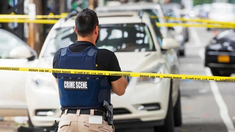 Policial em cena de homicídio em Nova York em 2021 (Foto: EFE/EPA/JUSTIN LANE)