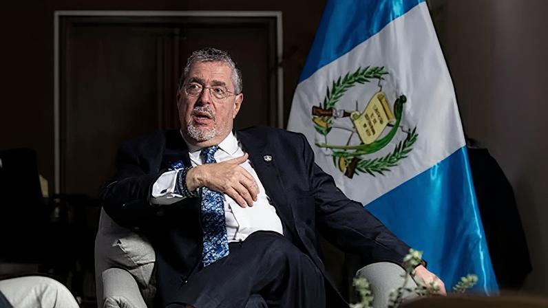 Guatemala enfrenta risco à democracia nos próximos meses, diz Arévalo