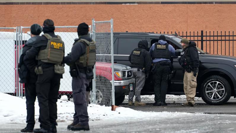 Justiça dos EUA derruba decisão que apoiava detenção em massa de Trump