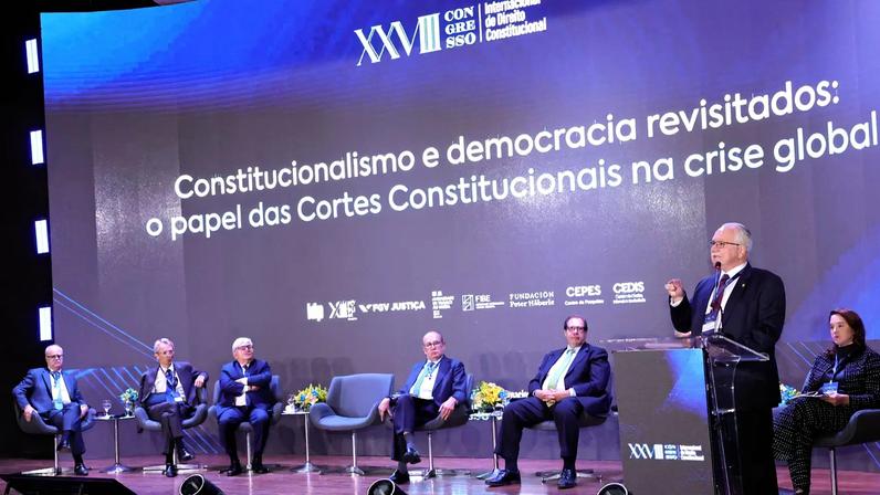 Edson Fachin e Gilmar Mendes em palestra, em 2025 (Foto: Luiz Silveira/STF)
