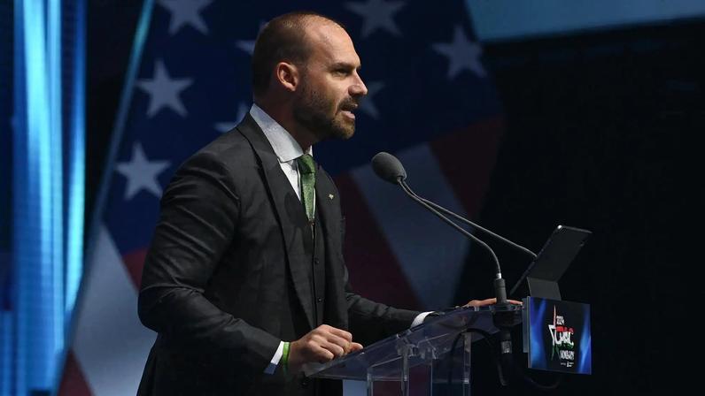 Eduardo Bolsonaro apoia candidatura de Flávio e critica Lula e o STF