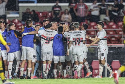 Elenco do São Paulo abraça Hernán Crespo e Luciano