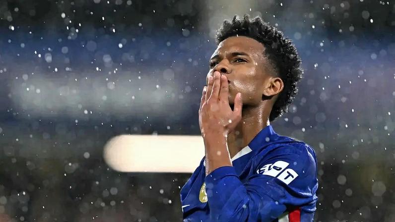 Estêvão, do Chelsea, celebra gol durante partida válida pela Champions League 2025/26 (Foto: Glyn Kirk/AFP)
