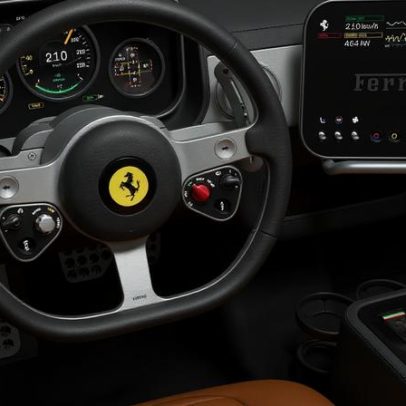 Primeiro EV da Ferrari terá interior desenhado por Jony Ive
