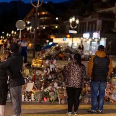 Pais enlutados protestam contra autópsias de vítimas do incêndio no bar suíço