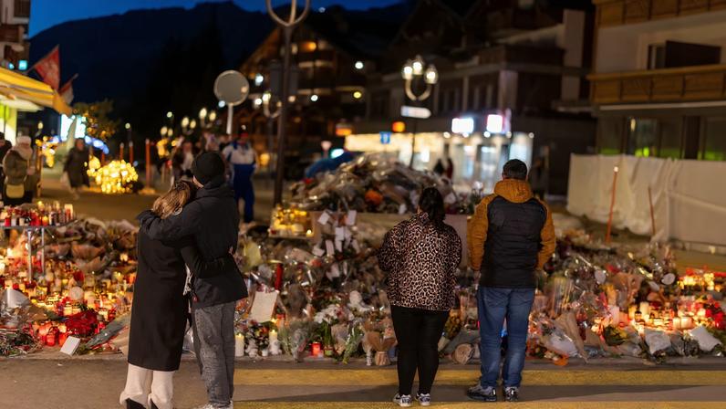 Pais enlutados protestam contra autópsias de vítimas do incêndio no bar suíço