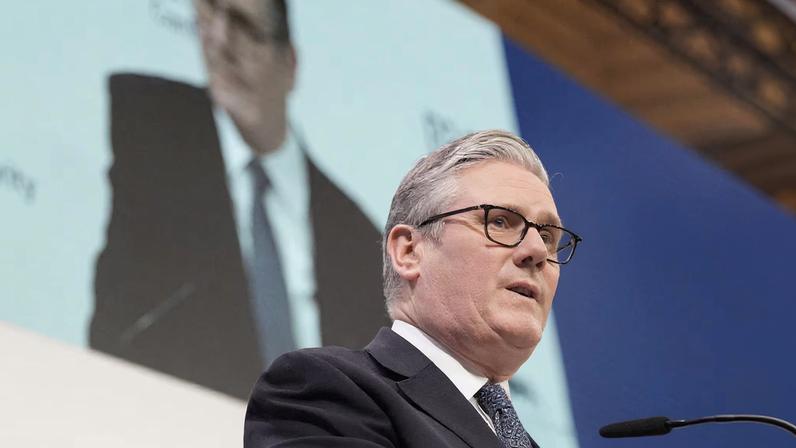 Starmer busca ampliar poderes para regulamentar acesso online no Reino Unido