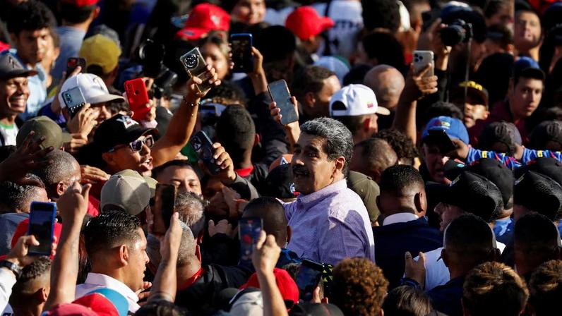 Desconfiança, deserções e bônus minguantes fragilizam apoio do PSUV na Venezuela