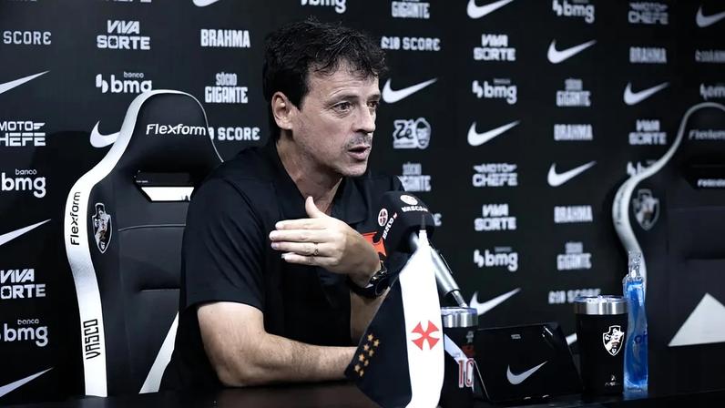 Fernando Diniz conversa com a imprensa após tropeço do Vasco contra o Bahia (Foto: Matheus Lima / Vasco)