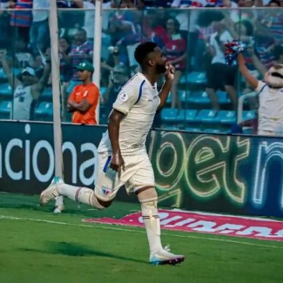 Fortaleza promove estreias e vence com gol de reforço