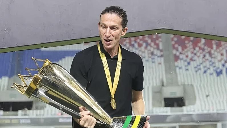 Filipe Luís celebra o título da Supercopa de 2025