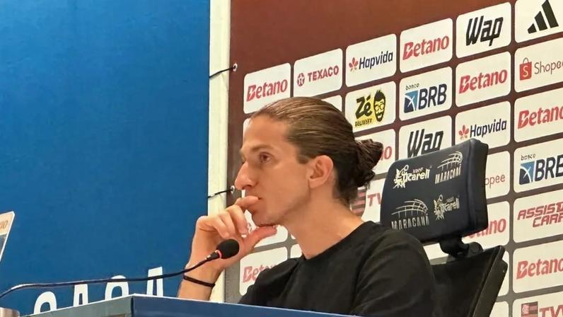 Filipe Luís concede entrevista coletiva após empate do Flamengo com o Internacional (Foto: Lucas Bayer / Lance!)