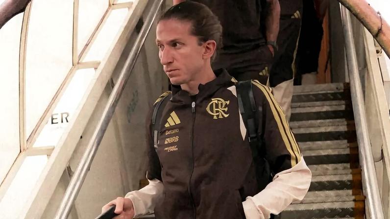 Filipe Luís desembarca em São Paulo para estreia do Flamengo no Brasileirão (Foto: Adriano Fontes / Flamengo)