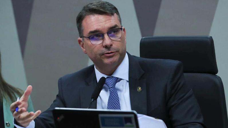 O pré-candidato à Presidência pelo PL, Flávio Bolsonaro, assume o compromisso de apoiar o fim da reeleição. (Foto: Lula Marques/ Agência Brasil)