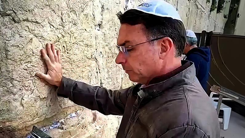 O senador Flávio Bolsonaro ora no Muro das Lamentações, em Jerusalém, durante agenda internacional. (Foto: Divulgação/Assessoria de Flávio Bolsonaro)
