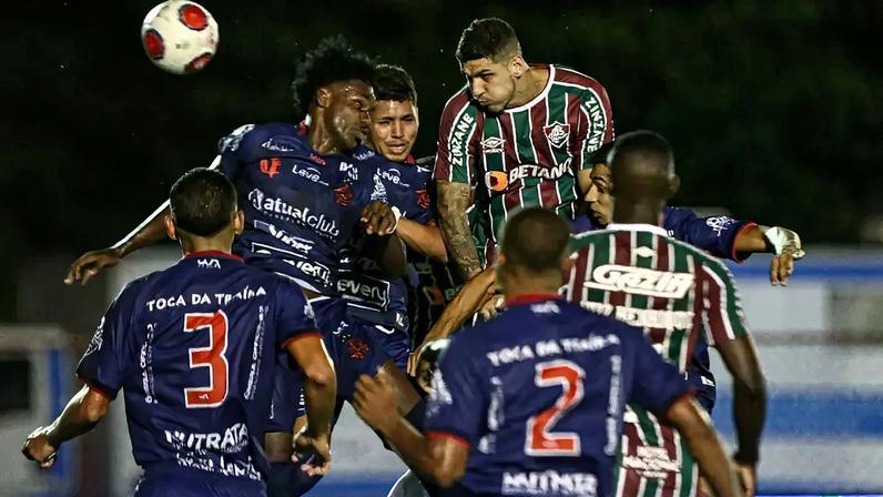 Fluminense e Bangu em duelo pelo Carioca de 2022 (Foto: Lucas Merçon/FFC)