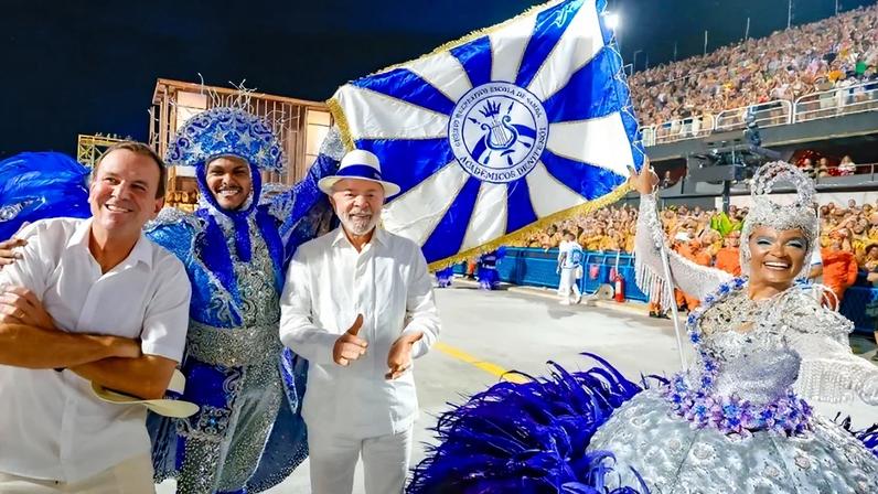 O presidente Lula (PT) durante desfile na Marquês de Sapucaí sobre sua trajetória política