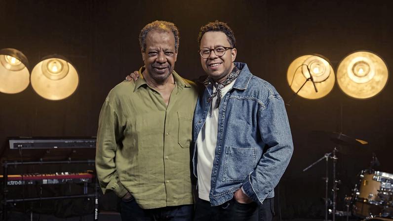 Pai e Filho cantam juntos em louvor ao Deus Santo