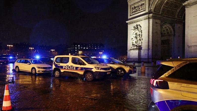 Polícia mata homem que empunhava faca no Arco do Triunfo, Paris