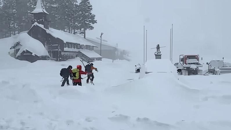 Dez esquiadores continuam desaparecidos após avalanche no norte da Califórnia