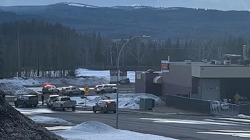 Autoridades en la escuela secundaria Tumbler Ridge, Canadá, este martes.