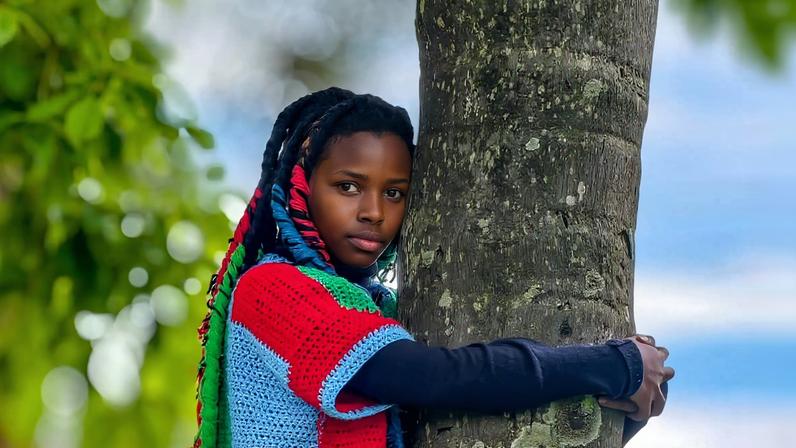 Mulher queniana abraça árvore por 3 dias e inspira movimento