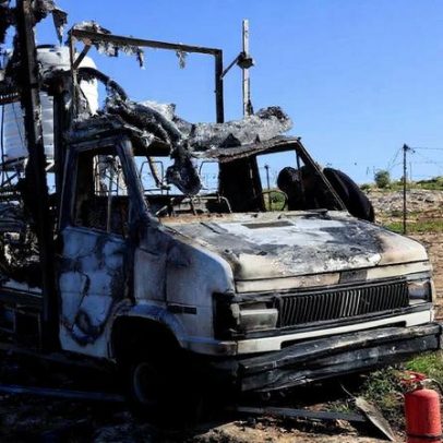 Colonos israelenses queimam tendas e veículos em vila da Cisjordânia, dizem moradores