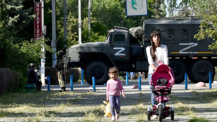 Tropas rusas patrullan en el municipio de Skadovsk, hoy en manos del Kremlin, en mayo de 2022