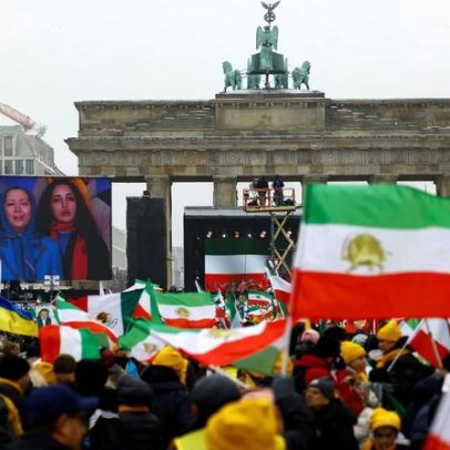 Milhares protestam em Berlim em solidariedade aos levantes iranianos